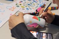 Vue d’ensemble d’un atelier de personnalisation d’objet organisé par MadCityZen. | © MadCityZen